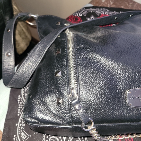 Harley-Davidson Black Leather Shoulder Bag with Chain Detail - Picture 6 of 13